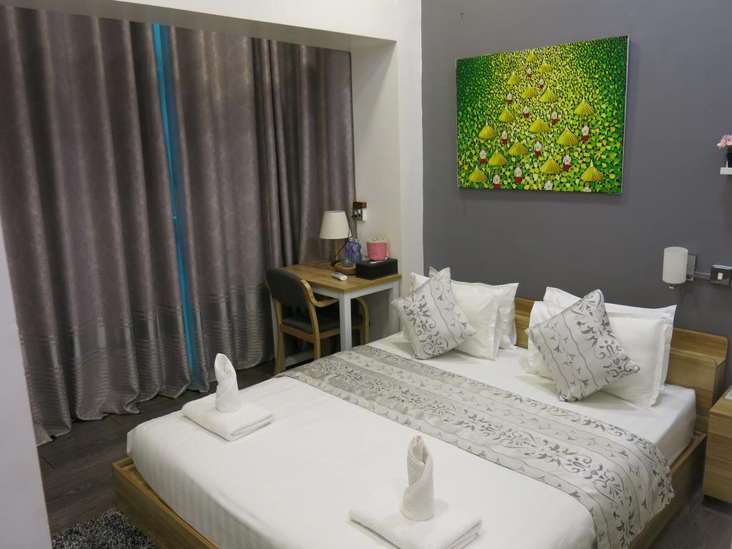 Check In @ Downtown Yangon Hotel Buitenkant foto