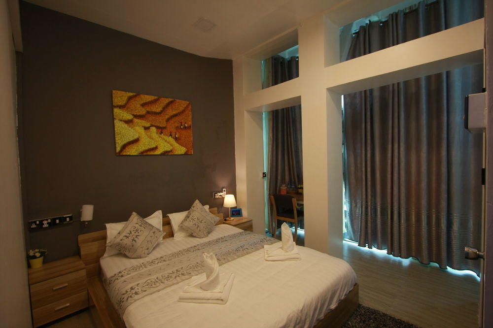 Check In @ Downtown Yangon Hotel Buitenkant foto