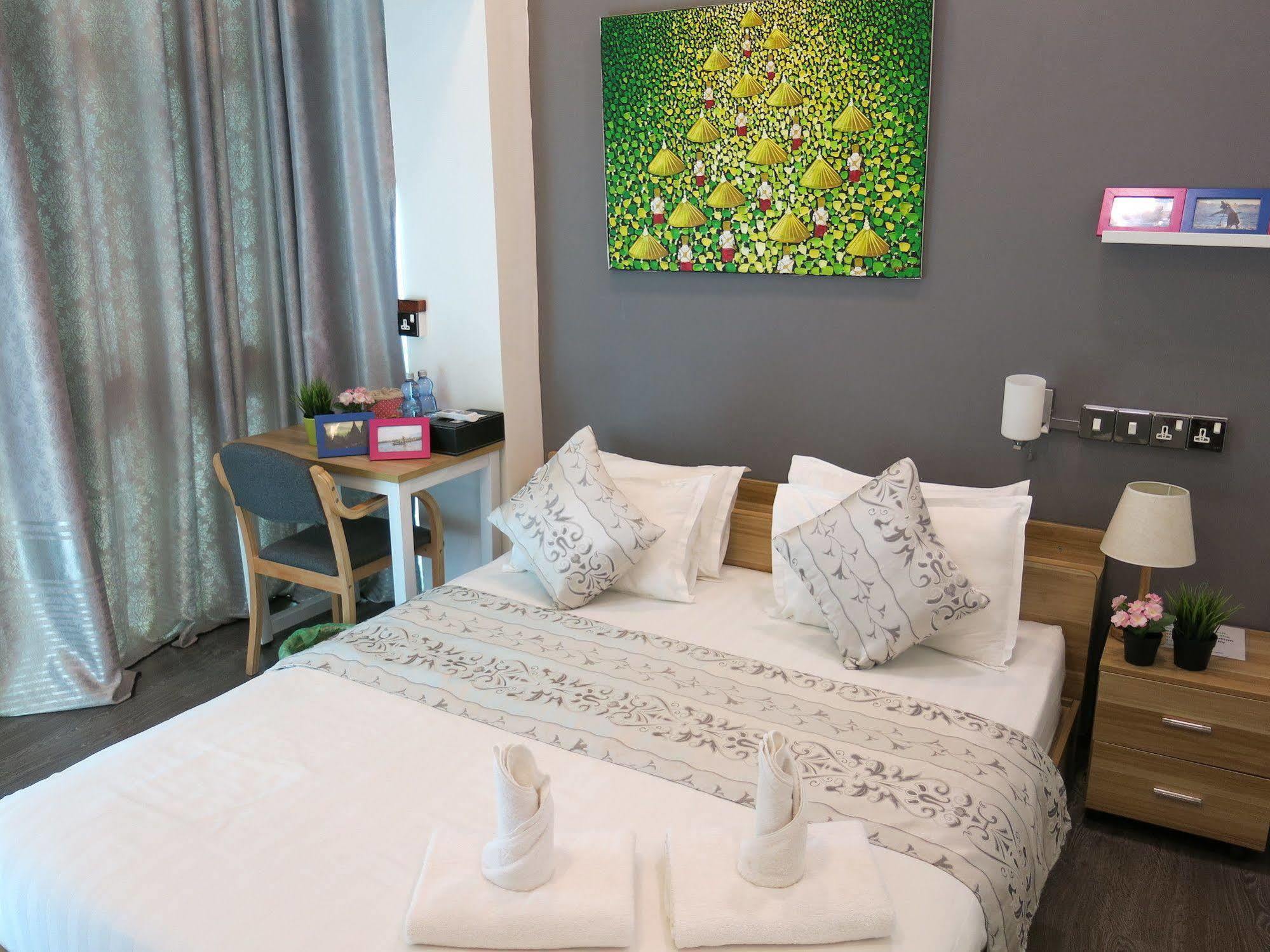 Check In @ Downtown Yangon Hotel Buitenkant foto