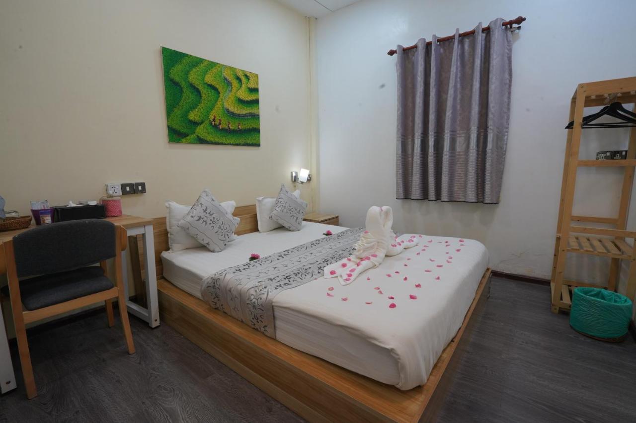 Check In @ Downtown Yangon Hotel Buitenkant foto