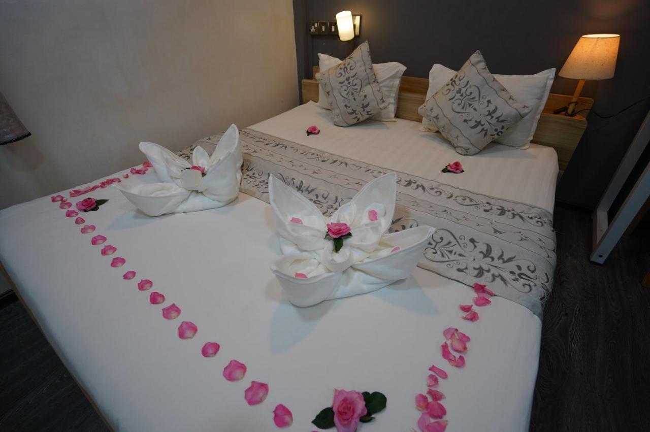 Check In @ Downtown Yangon Hotel Buitenkant foto